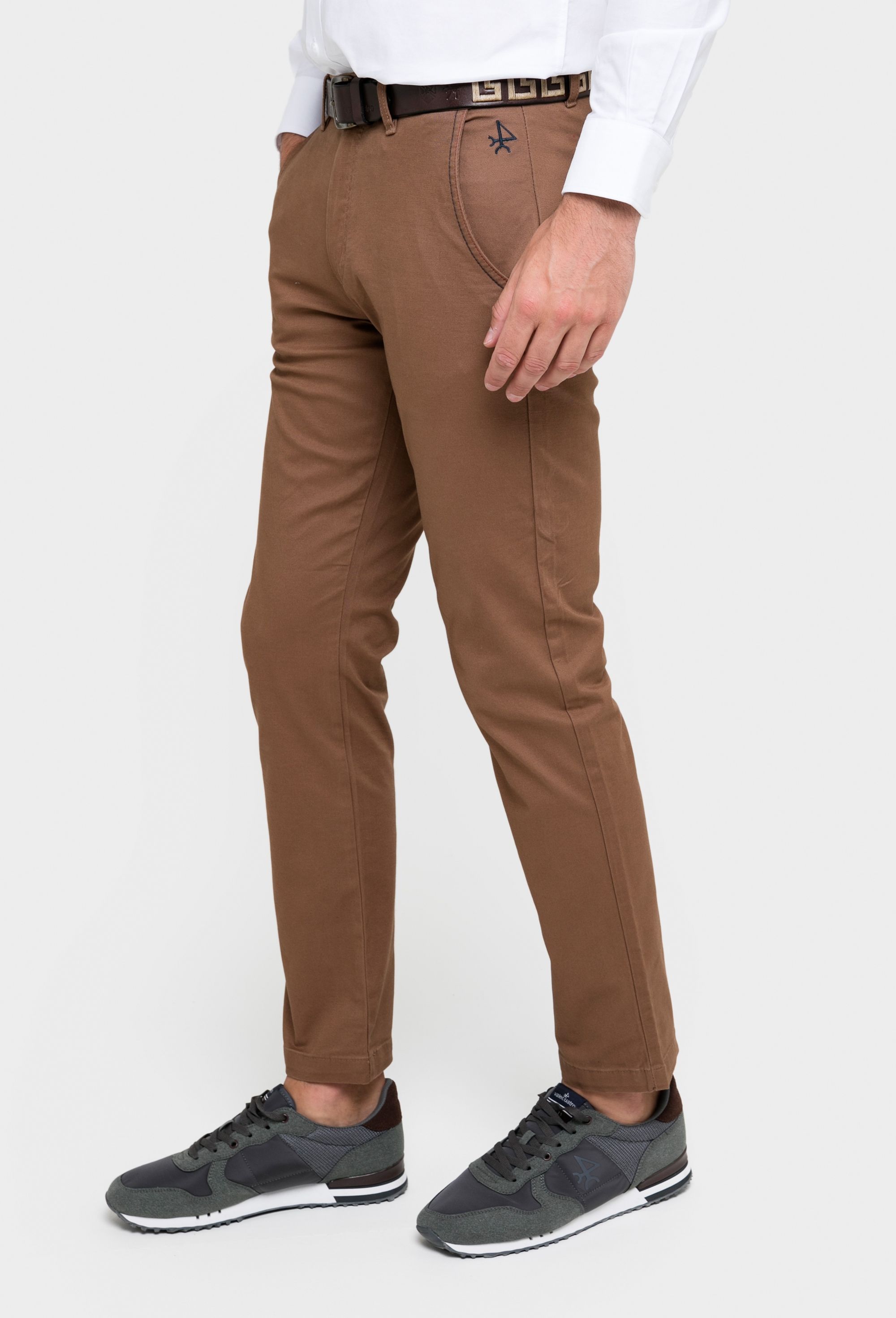 Pantalon chino regular fit marron chocolate Valecuatro