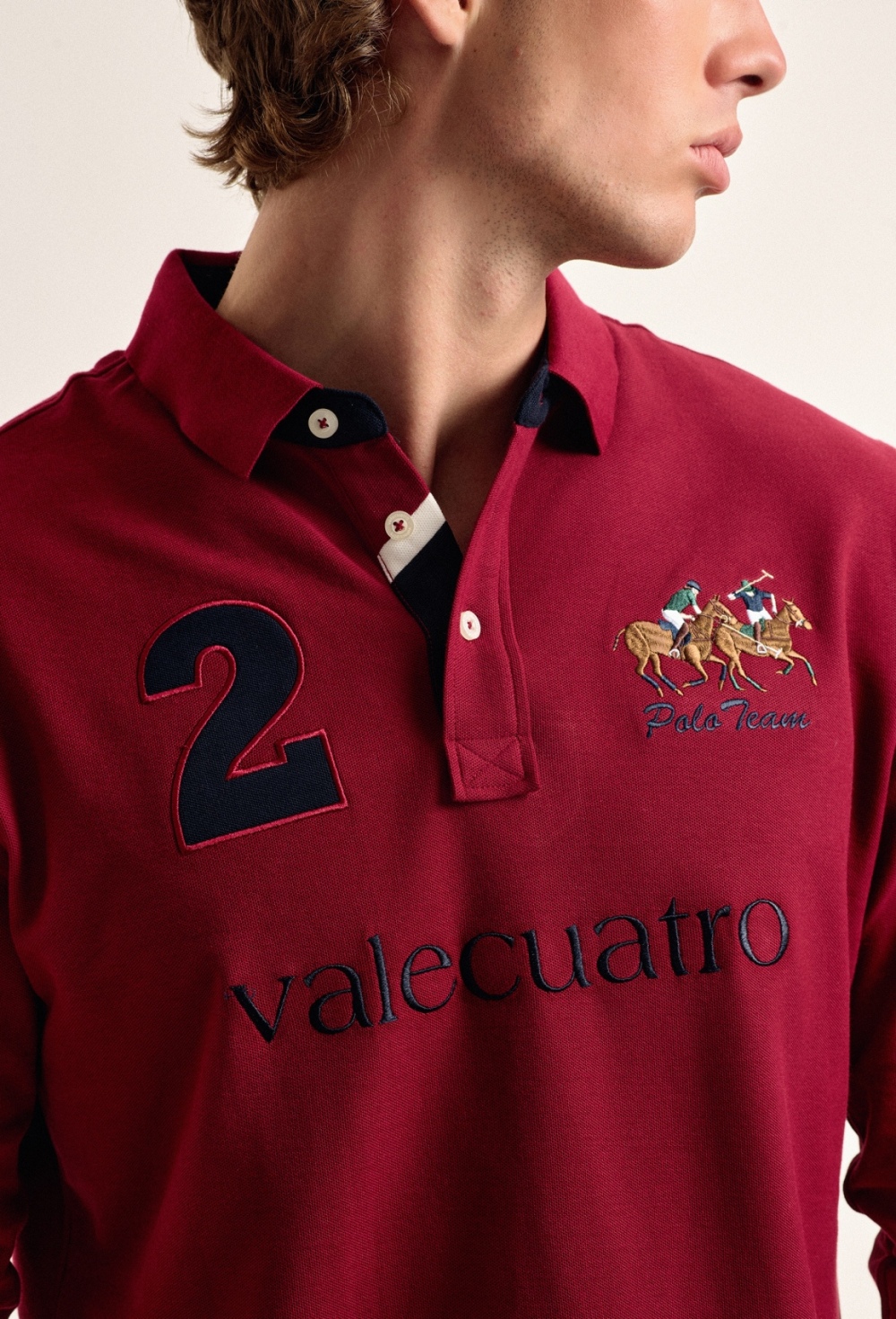 Polo Valecuatro de hombre burdeos modelo caballos