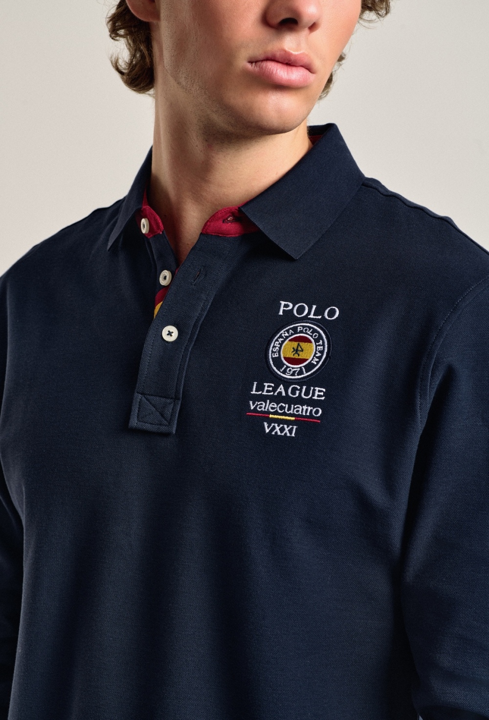 Polo Valecuatro de hombre azul marino escudo España - 55.92