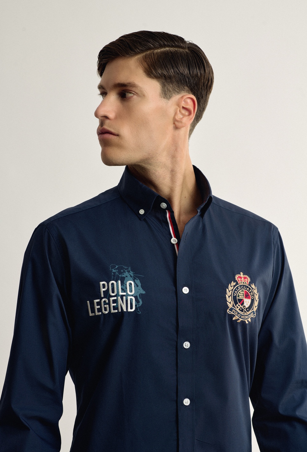 Camisa azul marino bordada modelo Legend