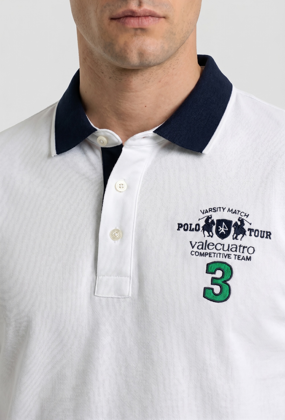 Polo modelo Tour bordado blanco - Valecuatro