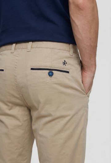 Pantalón chino clásico beige